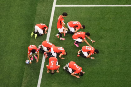 Egipto exhibió una efectividad perfecta anotando sus cuatro ejecuciones mediante Mahmoud Saber, Ramy Rabia, Mohamed Salah y el definitivo cobro del zaguero Hossam Abdelmaguid, mientras que las fallas de los australianos Harry Souttar y Lucas Herrington sentenciaron el 4-2 final en la tanda - Foto: FIFA