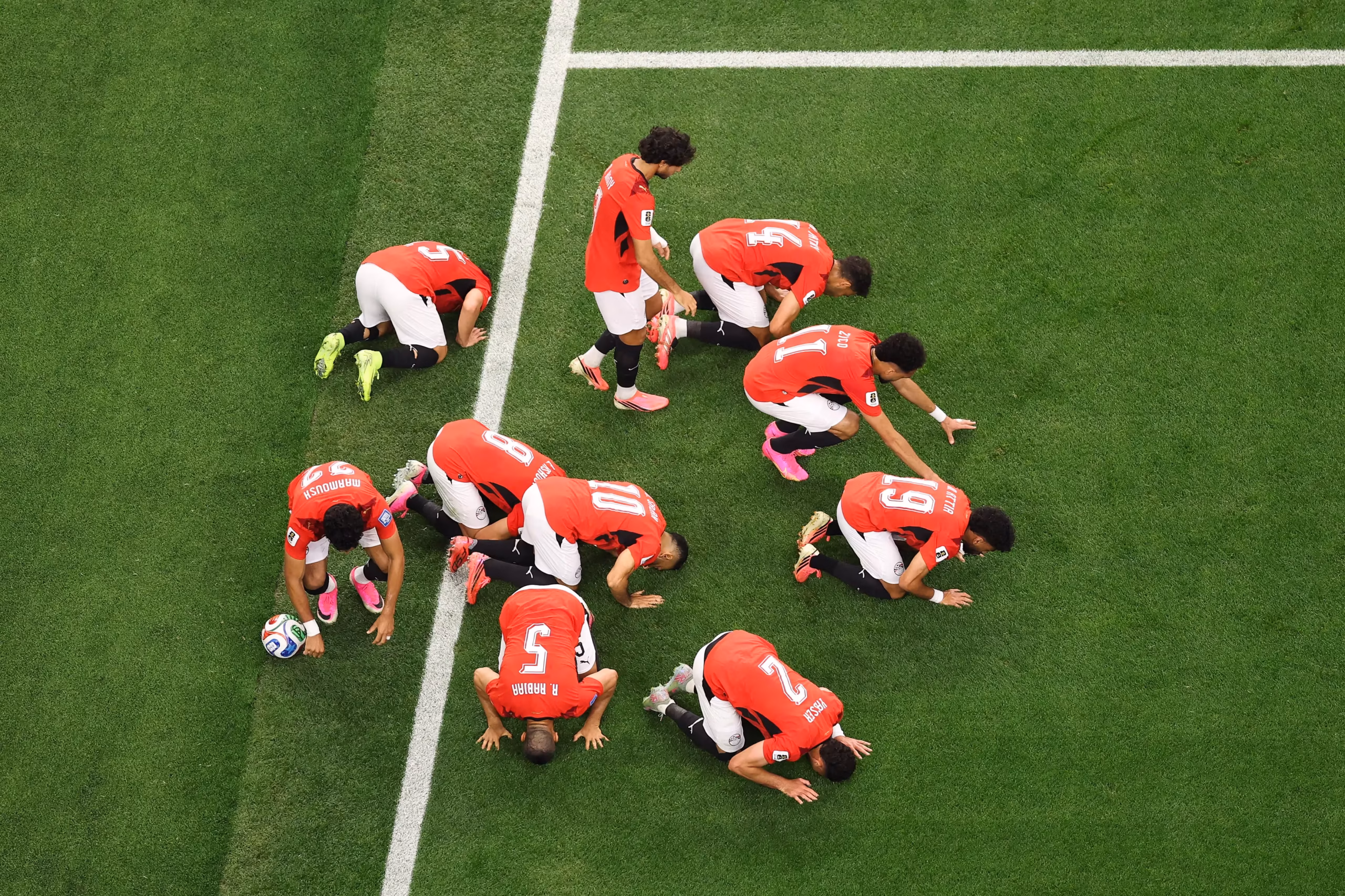 Egipto exhibió una efectividad perfecta anotando sus cuatro ejecuciones mediante Mahmoud Saber, Ramy Rabia, Mohamed Salah y el definitivo cobro del zaguero Hossam Abdelmaguid, mientras que las fallas de los australianos Harry Souttar y Lucas Herrington sentenciaron el 4-2 final en la tanda - Foto: FIFA