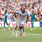 El árbitro hondureño Said Martínez señaló la pena máxima en el minuto 120+5 (tiempo técnico registrado al minuto 125), la cual el propio Youri Tielemans canjeó por gol con un cobro perfecto al ángulo superior derecho para sellar el épico 3-2 definitivo - Foto: FIFA