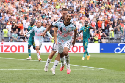 El árbitro hondureño Said Martínez señaló la pena máxima en el minuto 120+5 (tiempo técnico registrado al minuto 125), la cual el propio Youri Tielemans canjeó por gol con un cobro perfecto al ángulo superior derecho para sellar el épico 3-2 definitivo - Foto: FIFA