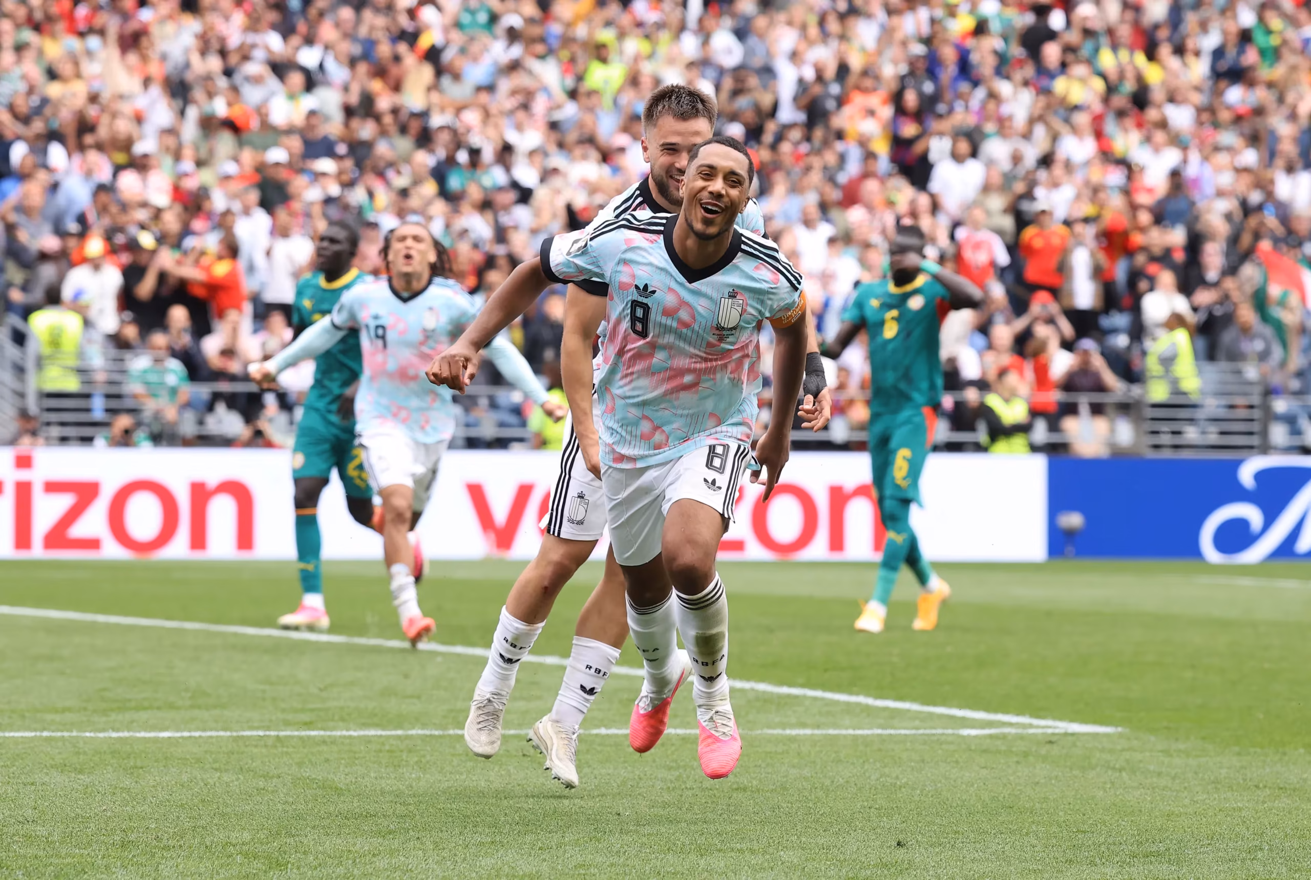 El árbitro hondureño Said Martínez señaló la pena máxima en el minuto 120+5 (tiempo técnico registrado al minuto 125), la cual el propio Youri Tielemans canjeó por gol con un cobro perfecto al ángulo superior derecho para sellar el épico 3-2 definitivo - Foto: FIFA