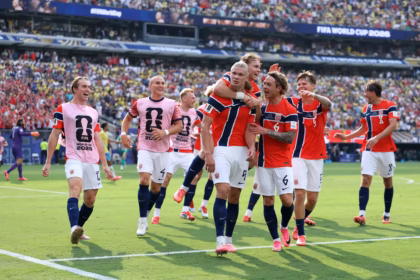 Al minuto 90, nuevamente emergió la imponente figura de Erling Haaland para capitalizar una precisa transición colectiva y marcar el 2-0 definitivo que decretaba el derrumbe de uno de los máximos favoritos a la corona del torneo - Foto: FIFA
