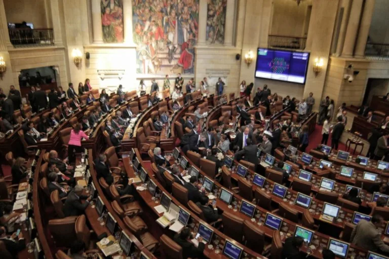 La radicación del proyecto en los últimos días del gobierno saliente convierte la reforma en uno de los primeros grandes debates que deberá afrontar el nuevo Congreso. Su futuro dependerá, en buena medida, de la posición que adopte la administración entrante: respaldar la iniciativa, introducir modificaciones sustanciales o impulsar un texto alternativo - Foto: Radio Nacional de Colombia