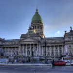 Las razones oficialmente conocidas para diferir el tratamiento responden principalmente a factores legislativos. El oficialismo no contaba con los votos suficientes para aprobar la iniciativa y decidió abrir un nuevo espacio de negociación con distintos bloques parlamentarios, especialmente con representantes de provincias que expresaron reservas frente a la eliminación de los límites a la compra de tierras por extranjeros - Foto: HalloweenHJB