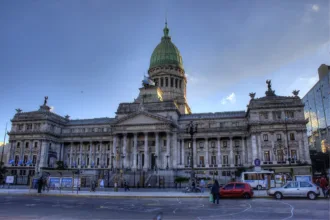 Las razones oficialmente conocidas para diferir el tratamiento responden principalmente a factores legislativos. El oficialismo no contaba con los votos suficientes para aprobar la iniciativa y decidió abrir un nuevo espacio de negociación con distintos bloques parlamentarios, especialmente con representantes de provincias que expresaron reservas frente a la eliminación de los límites a la compra de tierras por extranjeros - Foto: HalloweenHJB
