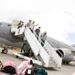 Durante la administración Petro, Bogotá tuvo una postura más crítica frente al trato recibido por los migrantes deportados, especialmente cuando Estados Unidos utilizó vuelos militares y protocolos que incluían esposas o restricciones físicas. Petro sostuvo que los colombianos debían ser tratados como ciudadanos retornados y no como delincuentes - Foto: Cancillería