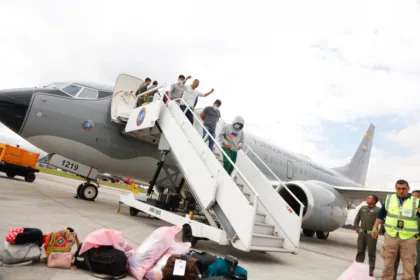 Durante la administración Petro, Bogotá tuvo una postura más crítica frente al trato recibido por los migrantes deportados, especialmente cuando Estados Unidos utilizó vuelos militares y protocolos que incluían esposas o restricciones físicas. Petro sostuvo que los colombianos debían ser tratados como ciudadanos retornados y no como delincuentes - Foto: Cancillería