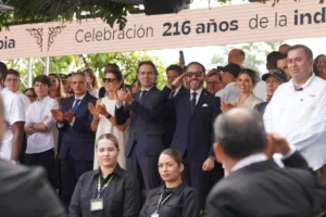 Acompañado por el gobernador de Antioquia, Andrés Julián Rendón, y el alcalde de Medellín, Federico Gutiérrez, De la Espriella participó en el desfile militar y posteriormente se trasladó al Túnel del Toyo, donde reforzó el mensaje de que su administración dará prioridad a las obras de infraestructura estratégica y al fortalecimiento de las regiones como eje del crecimiento económico - Foto: Alcaldía de Medellín
