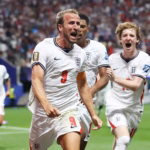 Harry Kane se perfiló con astucia, recortó hacia su perfil y sacó un zapatazo imperial al ángulo superior que dejó sin opciones la estirada de Mpasi, sellando el definitivo y electrizante 2-1 a favor de Inglaterra - Foto: FIFA