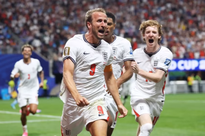 Harry Kane se perfiló con astucia, recortó hacia su perfil y sacó un zapatazo imperial al ángulo superior que dejó sin opciones la estirada de Mpasi, sellando el definitivo y electrizante 2-1 a favor de Inglaterra - Foto: FIFA