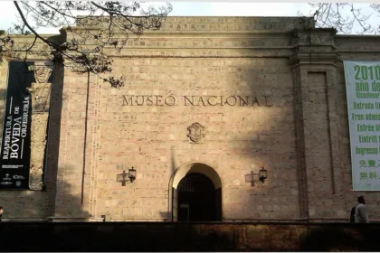 Bibliotecas públicas, archivos, museos, lugares de memoria y proyectos de reconstrucción del conflicto armado difícilmente pueden justificar su existencia mediante indicadores de rentabilidad. Sin embargo, cumplen una función esencial para garantizar derechos como la verdad, la reparación y la no repetición - Foto: Pete Angritt