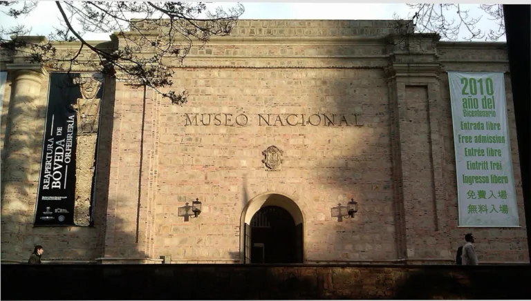 Bibliotecas públicas, archivos, museos, lugares de memoria y proyectos de reconstrucción del conflicto armado difícilmente pueden justificar su existencia mediante indicadores de rentabilidad. Sin embargo, cumplen una función esencial para garantizar derechos como la verdad, la reparación y la no repetición - Foto: Pete Angritt