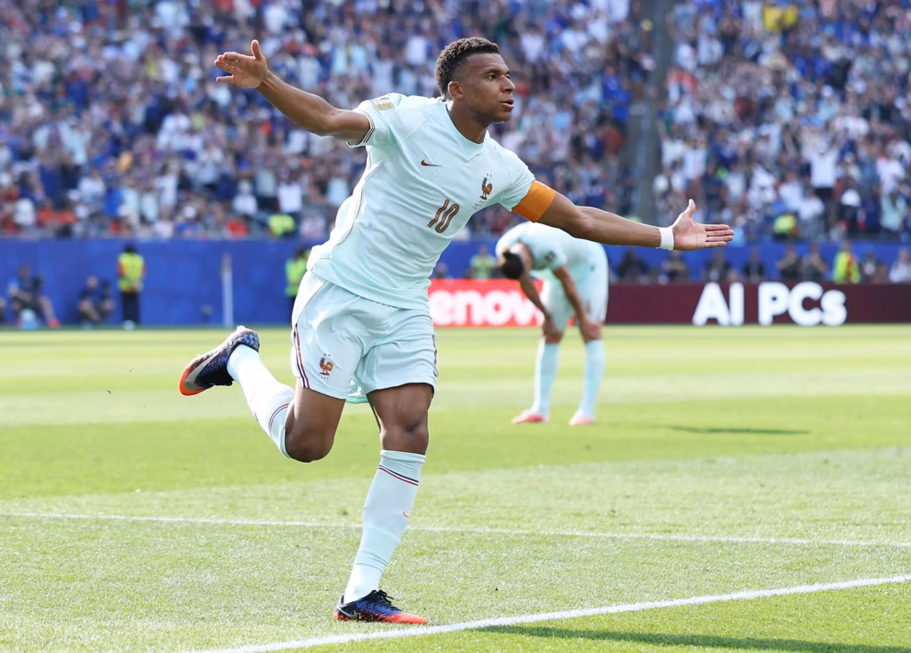 Al minuto 60, tras una veloz aproximación colectiva que descolocó por completo al fondo marroquí, el capitán Kylian Mbappé se reivindicó de su fallo anterior al conectar un soberbio e implacable remate de pierna derecha directo a las redes, batiendo la estirada de Bounou para inaugurar la pizarra con el 1-0 - Foto: FIFA