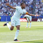 Al minuto 60, tras una veloz aproximación colectiva que descolocó por completo al fondo marroquí, el capitán Kylian Mbappé se reivindicó de su fallo anterior al conectar un soberbio e implacable remate de pierna derecha directo a las redes, batiendo la estirada de Bounou para inaugurar la pizarra con el 1-0 - Foto: FIFA