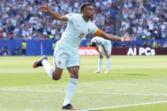 Al minuto 60, tras una veloz aproximación colectiva que descolocó por completo al fondo marroquí, el capitán Kylian Mbappé se reivindicó de su fallo anterior al conectar un soberbio e implacable remate de pierna derecha directo a las redes, batiendo la estirada de Bounou para inaugurar la pizarra con el 1-0 - Foto: FIFA