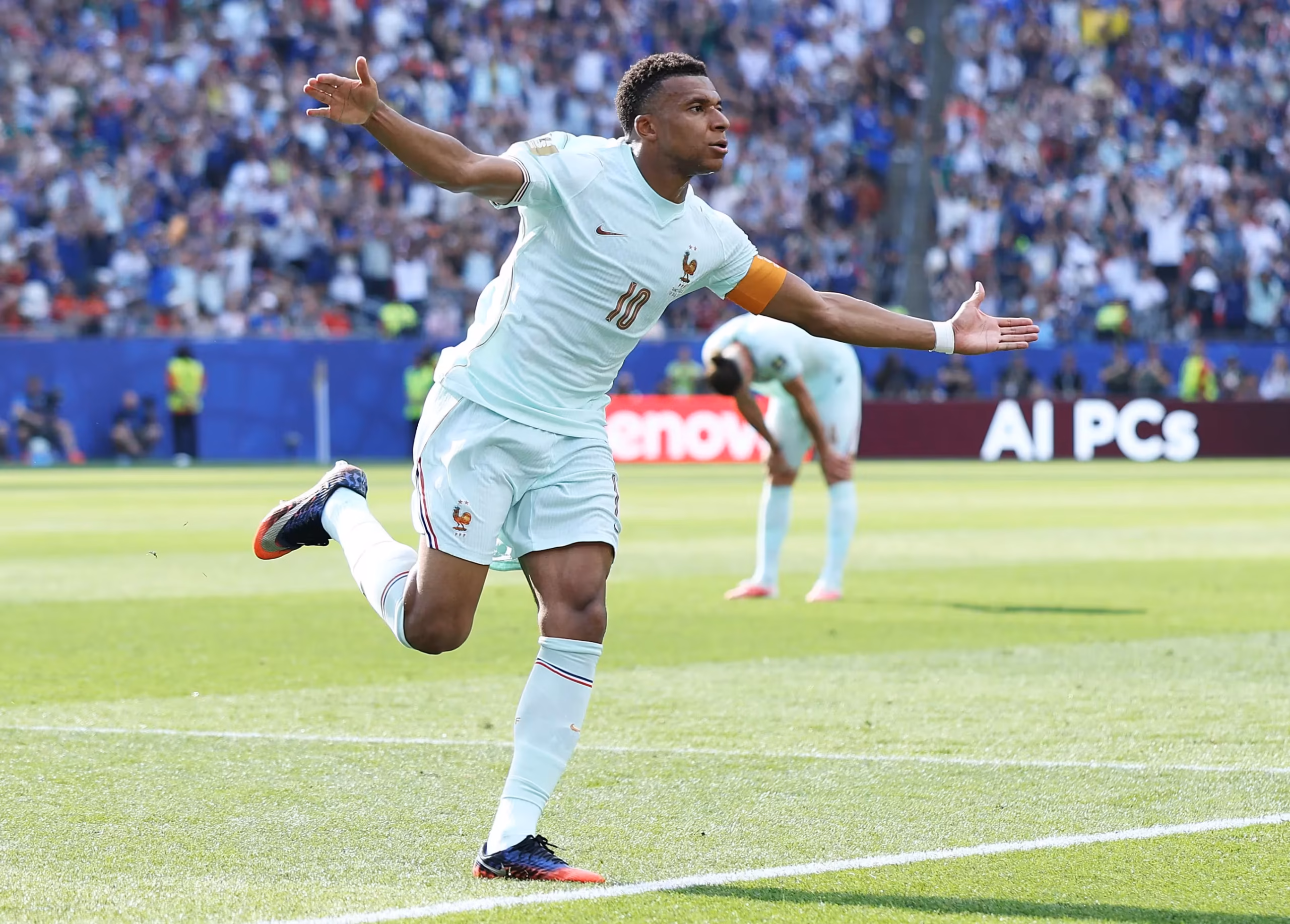 Al minuto 60, tras una veloz aproximación colectiva que descolocó por completo al fondo marroquí, el capitán Kylian Mbappé se reivindicó de su fallo anterior al conectar un soberbio e implacable remate de pierna derecha directo a las redes, batiendo la estirada de Bounou para inaugurar la pizarra con el 1-0 - Foto: FIFA