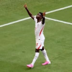 Al minuto 87, Bukayo Saka devolvió la tranquilidad a los Tres Leones desde el punto de penalti, sellando un majestuoso hat-trick en su cuenta personal - Foto: FIFA