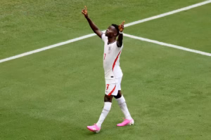 Al minuto 87, Bukayo Saka devolvió la tranquilidad a los Tres Leones desde el punto de penalti, sellando un majestuoso hat-trick en su cuenta personal - Foto: FIFA