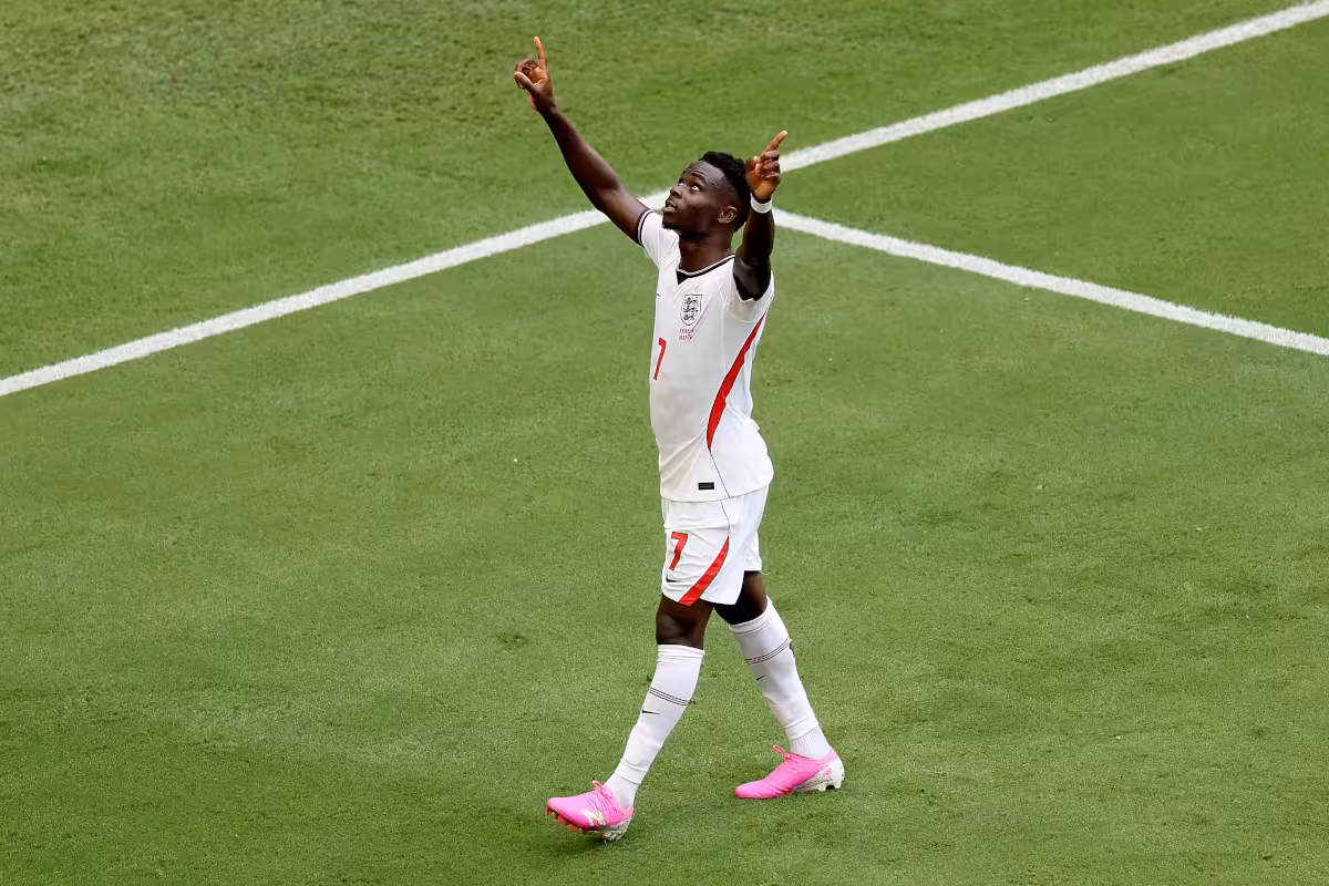 Al minuto 87, Bukayo Saka devolvió la tranquilidad a los Tres Leones desde el punto de penalti, sellando un majestuoso hat-trick en su cuenta personal - Foto: FIFA