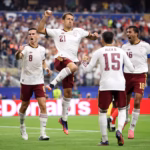 Al minuto 22, el atacante Mikel Oyarzabal asumió la responsabilidad con temple de acero y cobró el penal de forma impecable para vencer al portero Mike Maignan, decretando el 1-0 transitorio en el marcador - Foto: FIFA