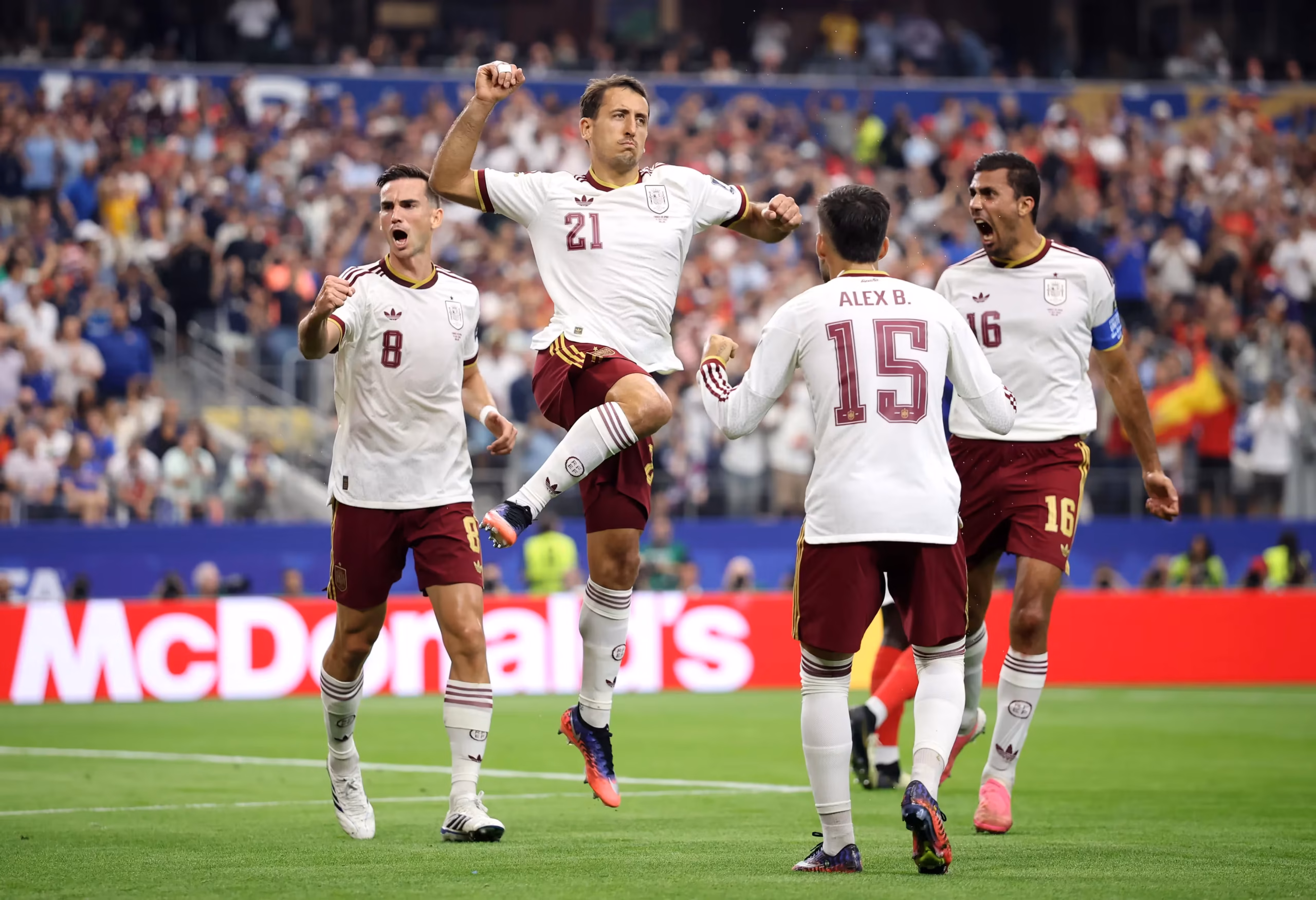 Al minuto 22, el atacante Mikel Oyarzabal asumió la responsabilidad con temple de acero y cobró el penal de forma impecable para vencer al portero Mike Maignan, decretando el 1-0 transitorio en el marcador - Foto: FIFA