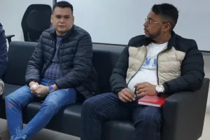 Abelardo De La Espriella durante una transmisión pública, aseguró haber recibido una comunicación de Digno José Palomino (izquierda) y Aldair Montenegro; cabecillas de Los Pepes donde expresaron su disposición de acogerse a la legislación vigente sin exigir beneficios extraordinarios ni condiciones especiales - Foto: Redes Armando Benedetti