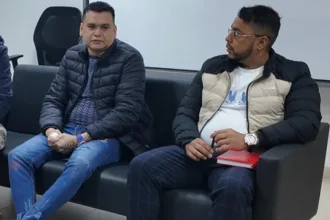 Abelardo De La Espriella durante una transmisión pública, aseguró haber recibido una comunicación de Digno José Palomino (izquierda) y Aldair Montenegro; cabecillas de Los Pepes donde expresaron su disposición de acogerse a la legislación vigente sin exigir beneficios extraordinarios ni condiciones especiales - Foto: Redes Armando Benedetti