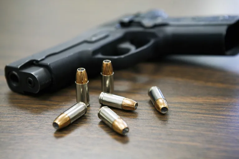 Uno de los principales argumentos de quienes se oponen a flexibilizar el porte es el riesgo de que las armas adquiridas legalmente terminen en el mercado ilegal. Ese fenómeno puede producirse por robos, hurtos, ventas clandestinas, corrupción o mediante personas que adquieren armas legalmente para entregarlas a terceros. Una vez esas armas salen del circuito formal, pueden ser utilizadas por bandas criminales o grupos armados - Foto: St. Louis Circuit Attorney's Office