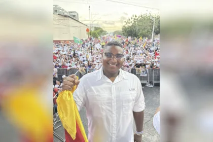 Óscar Benavides reaccionó con dureza frente a esa determinación y aseguró públicamente que al Partido Libre le fue "arrebatada" una curul que, según su interpretación de los resultados electorales, le correspondía legítimamente. El congresista electo calificó la actuación del Consejo como una decisión irregular y anunció que acudirá a la jurisdicción contencioso-administrativa para buscar la nulidad del acto electoral - Foto: X/@ODBenavidesA