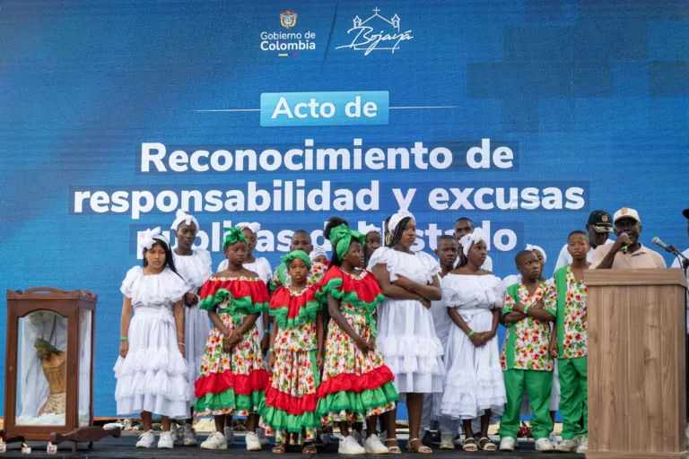 Precisamente, una de las principales conclusiones de las decisiones judiciales ha sido que el Estado tuvo conocimiento previo de la situación de riesgo, pero no adoptó medidas eficaces para prevenir el enfrentamiento ni proteger a los habitantes de Bellavista, razón por la cual fue declarado administrativamente responsable - Foto: Ministerio de Defensa