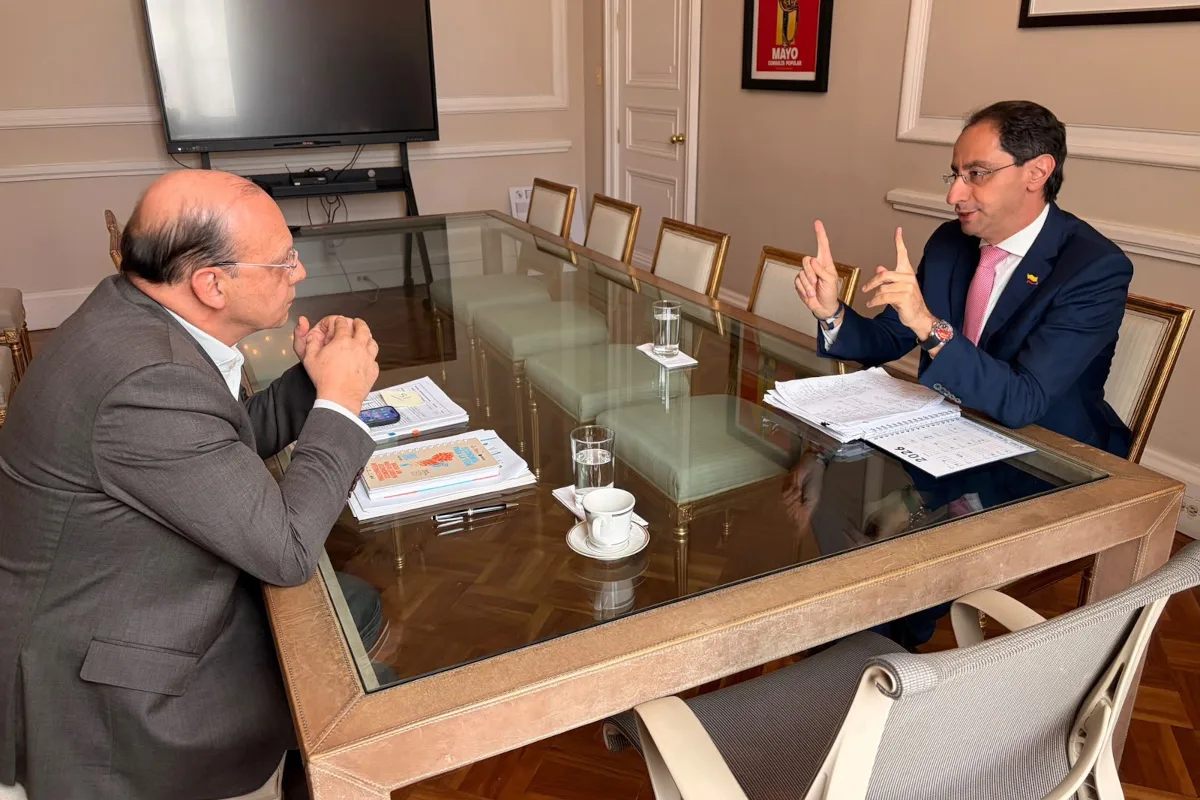 El exministro indicó que, por ahora, no existe una agenda que contemple un encuentro entre ambos mandatarios y que el proceso continuará mediante los mecanismos institucionales establecidos para garantizar una transición ordenada entre administraciones - Foto: X/@jrestrp