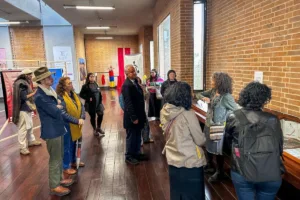 A través de instalaciones, archivos periodísticos, objetos e intervenciones visuales, Hilo Conductor invita a los visitantes a confrontar episodios que marcaron la historia reciente del país y a preguntarse por la responsabilidad colectiva frente al olvido - Foto: X/@CentroMemoriaH