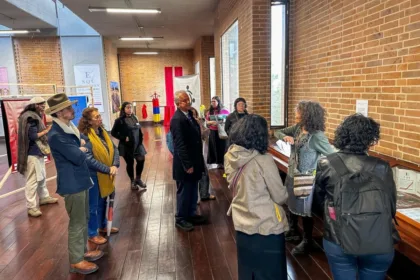 A través de instalaciones, archivos periodísticos, objetos e intervenciones visuales, Hilo Conductor invita a los visitantes a confrontar episodios que marcaron la historia reciente del país y a preguntarse por la responsabilidad colectiva frente al olvido - Foto: X/@CentroMemoriaH