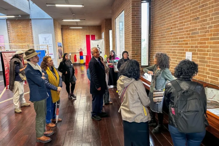 A través de instalaciones, archivos periodísticos, objetos e intervenciones visuales, Hilo Conductor invita a los visitantes a confrontar episodios que marcaron la historia reciente del país y a preguntarse por la responsabilidad colectiva frente al olvido - Foto: X/@CentroMemoriaH