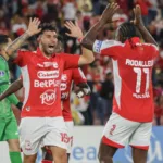 El dominio territorial tuvo su recompensa al minuto 30, cuando el incombustible atacante Hugo Rodallega cazó un balón fuera del área y sacó un potente derechazo inalcanzable para el golero Frankarlos Benítez, abriendo la cuenta con un auténtico golazo - Foto: Independiente Santa Fe