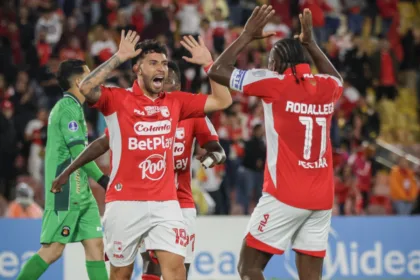 El dominio territorial tuvo su recompensa al minuto 30, cuando el incombustible atacante Hugo Rodallega cazó un balón fuera del área y sacó un potente derechazo inalcanzable para el golero Frankarlos Benítez, abriendo la cuenta con un auténtico golazo - Foto: Independiente Santa Fe