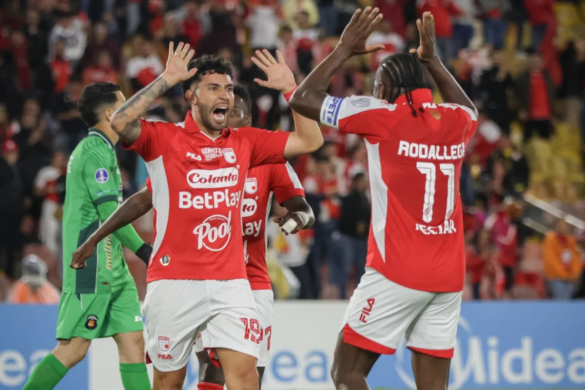 El dominio territorial tuvo su recompensa al minuto 30, cuando el incombustible atacante Hugo Rodallega cazó un balón fuera del área y sacó un potente derechazo inalcanzable para el golero Frankarlos Benítez, abriendo la cuenta con un auténtico golazo - Foto: Independiente Santa Fe