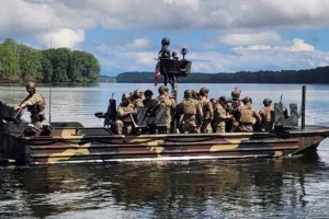 Para Juanita Goebertus, uno de los principales problemas consiste en que la lucha contra el narcotráfico estaría siendo abordada bajo una lógica de conflicto armado, con el empleo de capacidades militares que pueden desdibujar los estándares propios del derecho internacional de los derechos humanos. En su criterio, el combate contra organizaciones criminales no debe traducirse automáticamente en reglas de enfrentamiento propias de una guerra - Foto: X/@DefensaEc