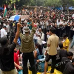 El detonante de las protestas estuvo relacionado con denuncias de irregularidades en exámenes nacionales, especialmente procesos de selección educativa y laboral que son determinantes para millones de jóvenes indios. Los manifestantes denunciaron filtraciones de pruebas, falta de transparencia y un sistema que, según ellos, perjudica a quienes dependen del mérito académico para acceder a universidades o empleos públicos.- Foto:X/@Cockroachisback