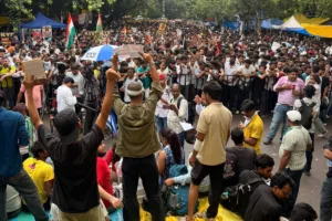 El detonante de las protestas estuvo relacionado con denuncias de irregularidades en exámenes nacionales, especialmente procesos de selección educativa y laboral que son determinantes para millones de jóvenes indios. Los manifestantes denunciaron filtraciones de pruebas, falta de transparencia y un sistema que, según ellos, perjudica a quienes dependen del mérito académico para acceder a universidades o empleos públicos.- Foto:X/@Cockroachisback