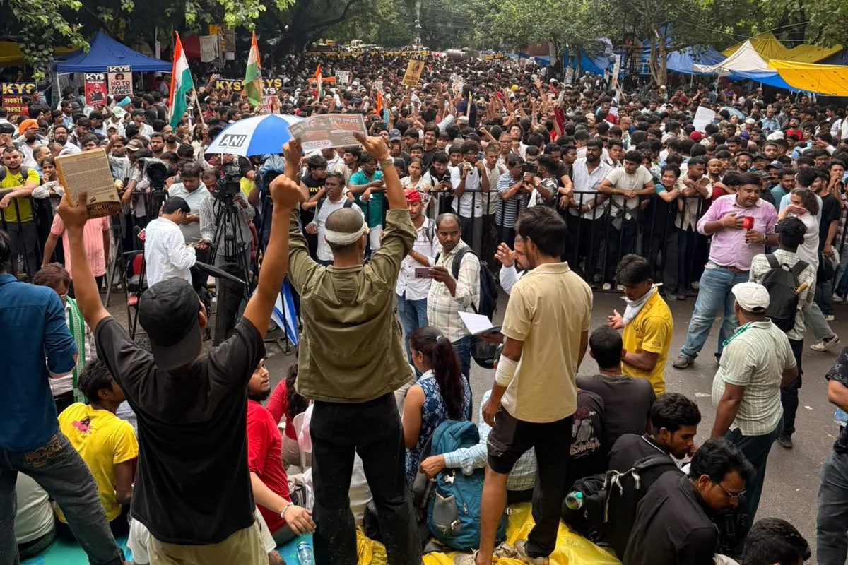 El detonante de las protestas estuvo relacionado con denuncias de irregularidades en exámenes nacionales, especialmente procesos de selección educativa y laboral que son determinantes para millones de jóvenes indios. Los manifestantes denunciaron filtraciones de pruebas, falta de transparencia y un sistema que, según ellos, perjudica a quienes dependen del mérito académico para acceder a universidades o empleos públicos.- Foto:X/@Cockroachisback