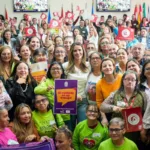 La iniciativa es liderada por la representante a la Cámara María Fernanda Carrascal y cuenta con el respaldo de legisladores de distintas bancadas que han impulsado el reconocimiento del trabajo de cuidado. Sus promotoras sostienen que el proyecto busca dar estabilidad jurídica a una política pública que comenzó a desarrollarse durante el gobierno de Gustavo Petro y evitar que desaparezca por decisiones administrativas o cambios en la estructura del Estado - Foto: X/@MafeCarrascal