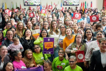 La iniciativa es liderada por la representante a la Cámara María Fernanda Carrascal y cuenta con el respaldo de legisladores de distintas bancadas que han impulsado el reconocimiento del trabajo de cuidado. Sus promotoras sostienen que el proyecto busca dar estabilidad jurídica a una política pública que comenzó a desarrollarse durante el gobierno de Gustavo Petro y evitar que desaparezca por decisiones administrativas o cambios en la estructura del Estado - Foto: X/@MafeCarrascal