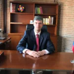 Su obra suele privilegiar interpretaciones que reivindican la tradición occidental, la herencia hispánica y la construcción institucional del Estado colombiano, elementos que el Gobierno entrante pretende incorporar al debate público como parte de su agenda cultural. Al mismo tiempo, críticos de su pensamiento sostienen que esa aproximación tiende a enfatizar una sola lectura de procesos históricos complejos y que podría trasladar esa visión al diseño del discurso oficial - Foto: Archivo General de la Nación