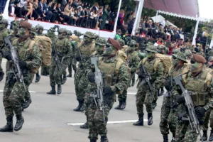 La profesionalización de la Fuerza Pública ha sido una tendencia de las últimas décadas, impulsada por la necesidad de contar con personal más especializado para enfrentar amenazas complejas como el crimen organizado, las disidencias armadas, el narcotráfico y las operaciones de inteligencia. En Colombia, la Escuela de Soldados Profesionales (ESPRO) fue creada precisamente para consolidar ese proceso - Foto: Archivo/Ronald Cano
