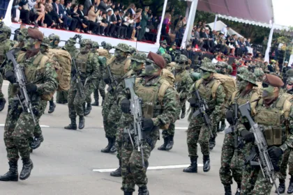 La profesionalización de la Fuerza Pública ha sido una tendencia de las últimas décadas, impulsada por la necesidad de contar con personal más especializado para enfrentar amenazas complejas como el crimen organizado, las disidencias armadas, el narcotráfico y las operaciones de inteligencia. En Colombia, la Escuela de Soldados Profesionales (ESPRO) fue creada precisamente para consolidar ese proceso - Foto: Archivo/Ronald Cano