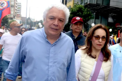 Lucio protagonizó una profunda transformación ideológica. De una militancia revolucionaria de izquierda pasó a convertirse en pastor cristiano y en uno de los principales voceros del conservadurismo religioso en Colombia. Desde entonces ha defendido posiciones contrarias al aborto, al matrimonio igualitario y a lo que denomina la "ideología de género", convirtiéndose en un aliado de sectores cristianos y de dirigentes como Viviane Morales, su esposa - Foto: Archivo/Ronald Cano