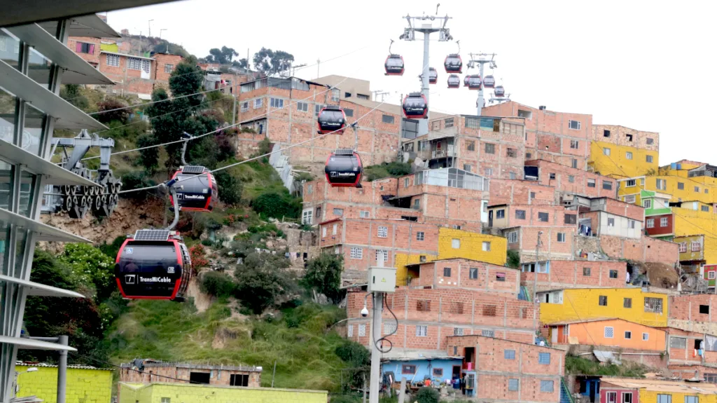 El impacto ha sido especialmente fuerte para los habitantes de Ciudad Bolívar, una de las localidades con mayores desafíos de movilidad en Bogotá. TransMiCable conecta los sectores altos de la localidad con el Portal Tunal, reduciendo significativamente los tiempos de desplazamiento para miles de personas que diariamente utilizan este medio para llegar a sus lugares de trabajo, estudio o atención médica - Foto: Archivo/Ronald Cano