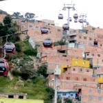 El impacto ha sido especialmente fuerte para los habitantes de Ciudad Bolívar, una de las localidades con mayores desafíos de movilidad en Bogotá. TransMiCable conecta los sectores altos de la localidad con el Portal Tunal, reduciendo significativamente los tiempos de desplazamiento para miles de personas que diariamente utilizan este medio para llegar a sus lugares de trabajo, estudio o atención médica - Foto: Archivo/Ronald Cano