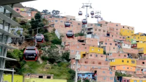 El impacto ha sido especialmente fuerte para los habitantes de Ciudad Bolívar, una de las localidades con mayores desafíos de movilidad en Bogotá. TransMiCable conecta los sectores altos de la localidad con el Portal Tunal, reduciendo significativamente los tiempos de desplazamiento para miles de personas que diariamente utilizan este medio para llegar a sus lugares de trabajo, estudio o atención médica - Foto: Archivo/Ronald Cano